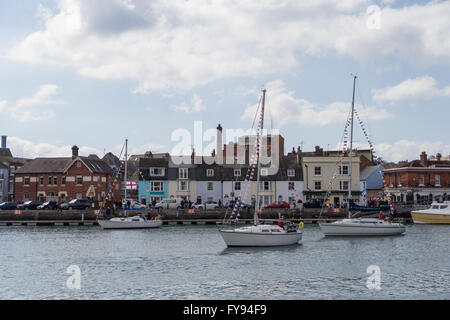 Weymouth, England. 23. April 2016. 90. Geburtstag der Königin schwimmende Tribut. Segelboote im Hafen mit Fahnen geschmückt. Bildnachweis: Frances Underwood/Alamy Live-Nachrichten Stockfoto