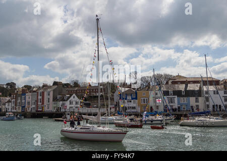 Weymouth, England. 23. April 2016. 90. Geburtstag der Königin schwimmende Tribut. Segelboot Hafen betreten. Bildnachweis: Frances Underwood/Alamy Live-Nachrichten Stockfoto