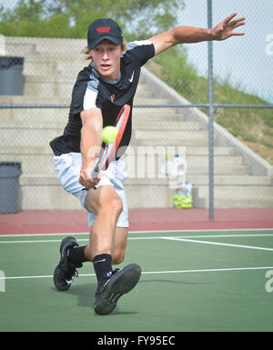 Albuquerque, NM, USA. 23. April 2016. 041516.Malachi Coleman konkurriert gegen Henry Collis für Albuquerque Metro Tennis Championship Einzel Finale in Albuquerque Academy in Albuquerque, NM, 23. April 2016. Coleman gewonnen. © Marla Brose/Albuquerque Journal/ZUMA Draht/Alamy Live-Nachrichten Stockfoto