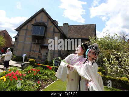 London, UK. 24. April 2016. Chinesische Künstler führen in den Garten von Shakespeares Geburtsort während Veranstaltungen anlässlich den 400. Todestag Shakespeares in Bath, England am 23. April 2016. Bildnachweis: Xinhua/Alamy Live-Nachrichten Stockfoto