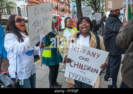 London, UK. 23. April 2016. Leute aus der Kono District von Sierra Leone protestieren bei Selfridges an der Oxford Street als Bestandteil einer globalen Demonstration gegen die finanziellen Partnerschaft von Tiffany & Co mit Octea, größte Diamond Mining Company in Sierra Leone. Sie sagen, es entzieht sich alle nationalen und internationalen Rechtsnormen und Ethik Thaat, die das Unternehmen vollständig israelische Milliardär, Benny Steinmetz im Besitz und betrieben von ehemaligen Söldner erlaubt wurde zu bedienen ohne eine Lizenz und steuerfrei, die örtliche Gemeinde, die rund um die Diamantenminen im Bezirk Kono Leben zu schädigen. © Peter Marshall / Stockfoto