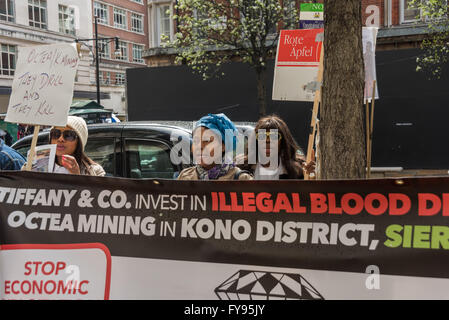 London, UK. 23. April 2016. Leute aus der Kono District von Sierra Leone protestieren bei Selfridges an der Oxford Street als Bestandteil einer globalen Demonstration gegen die finanziellen Partnerschaft von Tiffany & Co mit Octea, größte Diamond Mining Company in Sierra Leone. Sie sagen, es entzieht sich alle nationalen und internationalen Rechtsnormen und Ethik Thaat, die das Unternehmen vollständig israelische Milliardär, Benny Steinmetz im Besitz und betrieben von ehemaligen Söldner erlaubt wurde zu bedienen ohne eine Lizenz und steuerfrei, die örtliche Gemeinde, die rund um die Diamantenminen im Bezirk Kono Leben zu schädigen. © Peter Marshall / Stockfoto