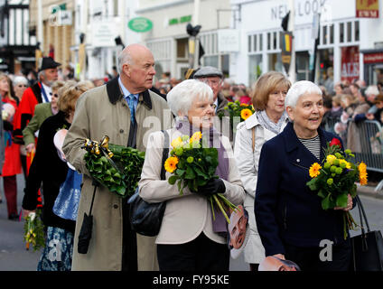 London, UK. 24. April 2016. Die Menschen gehen während einer Parade anlässlich den 400. Todestag Shakespeares in Bath, England am 23. April 2016. Bildnachweis: Xinhua/Alamy Live-Nachrichten Stockfoto
