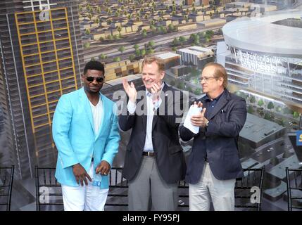 San Diego, CA, USA. 23. April 2016. SAN DIEGO The San Diego Chargers startete ihre Bürgerinitiative Unterschrift sammeln auf einem Parkplatz südlich von Petco Park Samstagmorgen wo Fans zugehört Ladegeräte Mehrheitseigentümer Dean Spanos, NFL Kommissar Roger Goodell, LaDanian Tomlinson, Philip Rivers, und andere, die ein neues Stadion zu unterstützen. | Ehemalige San Diego Chargers laufen zurück LaDanian Tomlinson, links, NFL-Kommissar Roger Goodell und Ladegeräte Besitzer Dean Spanos stehen auf der Bühne während der Rallye Ladegeräte Bürgerinitiative. | John Gastaldo/San Diego Union-Tribune (Kredit-Bild: © John Gas Stockfoto