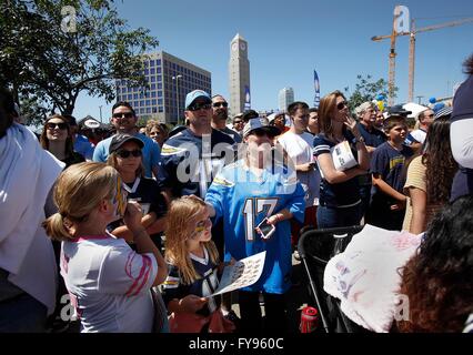 San Diego, CA, USA. 23. April 2016. SAN DIEGO  | Die San Diego Chargers startete ihre Bürgerinitiative Unterschrift sammeln auf einem Parkplatz südlich von Petco Park Samstagmorgen wo Fans zugehört Ladegeräte Mehrheitseigentümer Dean Spanos, NFL Kommissar Roger Goodell, LaDanian Tomlinson, Philip Rivers, und andere, die ein neues Stadion zu unterstützen. | John Gastaldo/San Diego Union-Tribune © John Gastaldo/San Diego Union-Tribune/ZUMA Draht/Alamy Live-Nachrichten Stockfoto