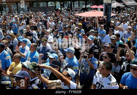 San Diego, CA, USA. 23. April 2016. SAN DIEGO  | Die San Diego Chargers startete ihre Bürgerinitiative Unterschrift sammeln auf einem Parkplatz südlich von Petco Park Samstagmorgen wo Fans zugehört Ladegeräte Mehrheitseigentümer Dean Spanos, NFL Kommissar Roger Goodell, LaDanian Tomlinson, Philip Rivers, und andere, die ein neues Stadion zu unterstützen. | John Gastaldo/San Diego Union-Tribune © John Gastaldo/San Diego Union-Tribune/ZUMA Draht/Alamy Live-Nachrichten Stockfoto