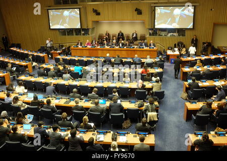 New York City, USA. 22. April 2016. Blick auf hochrangige Paris Accord Umsetzung Sitzung im Konferenzraum 4 im UN-Hauptquartier. US-Außenminister John Kerry beantwortete Fragen bei einem hochrangigen Umsetzung treffen unter dem Vorsitz von UN-Generalsekretär Ban Ki-Moon & Staats-und mehrere Inselstaaten, die bereits ihr Festhalten an der Paris-Accord-Protokolle dokumentiert haben. © Andy Katz/Pacific Press/Alamy Live-Nachrichten Stockfoto