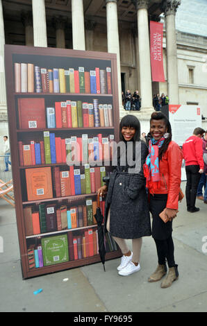 London, UK, 23. April 2016, Olga und Harriet wählen Sie ein Buch. Shakespeare ins Leben vor der National Gallery am Trafalgar Square, der Barde auf das Jubiläum 400 Jahre nach seinem Tod zu feiern. Bildnachweis: JOHNNY ARMSTEAD/Alamy Live-Nachrichten Stockfoto