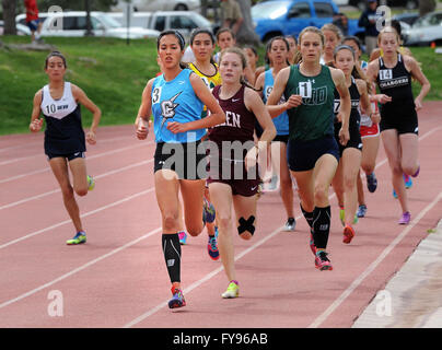 Albuquerque, NM, USA. 23. April 2016. Clevelands Amanda Mayoral war der Anführer des Rudels im gesamten Rennen der Mädchen 1600-Meter-Lauf bei der Richard Harper Track treffen. Samstag, April. 23, 2016. © Jim Thompson/Albuquerque Journal/ZUMA Draht/Alamy Live-Nachrichten Stockfoto