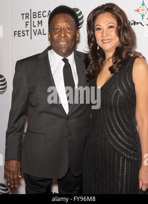 New York City, USA. 23. April 2016. Ehemaligen brasilianischen Fußballer Edson Arantes do Nascimento aka Pele und Marcia Aoki teilnehmen - Pele: Geburt Of A Legend - Premiere während der 2016 Tribeca Film Festival in John Zuccotti Theater Credit: Ovidiu Hrubaru/Alamy Live News Stockfoto
