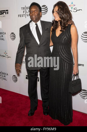 New York City, USA. 23. April 2016. Ehemaligen brasilianischen Fußballer Edson Arantes do Nascimento aka Pele und Marcia Aoki teilnehmen - Pele: Geburt Of A Legend - Premiere während der 2016 Tribeca Film Festival in John Zuccotti Theater Credit: Ovidiu Hrubaru/Alamy Live News Stockfoto