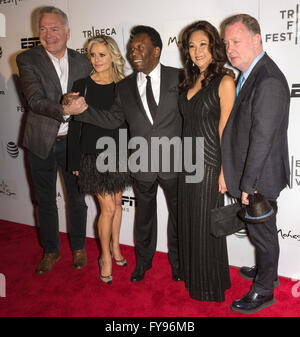 New York City, USA. 23. April 2016. Brasilianischen Fußballspieler Pelé und Marcia Aoki mit Gästen posieren auf der - Pele: Geburt Of A Legend - Premiere während der 2016 Tribeca Film Festival in John Zuccotti Theater Credit: Ovidiu Hrubaru/Alamy Live News Stockfoto