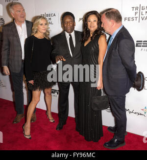 New York City, USA. 23. April 2016. Brasilianischen Fußballspieler Pelé und Marcia Aoki mit Gästen posieren auf der - Pele: Geburt Of A Legend - Premiere während der 2016 Tribeca Film Festival in John Zuccotti Theater Credit: Ovidiu Hrubaru/Alamy Live News Stockfoto