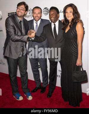 New York City, USA. 23. April 2016. Fernando Caruso, Seth Michaels, ehemaliger brasilianischer Fußballspieler Pele und Marcia Aoki teilnehmen - Pele: Geburt Of A Legend - Premiere während der 2016 Tribeca Film Festival in John Zuccotti Theater Credit: Ovidiu Hrubaru/Alamy Live News Stockfoto