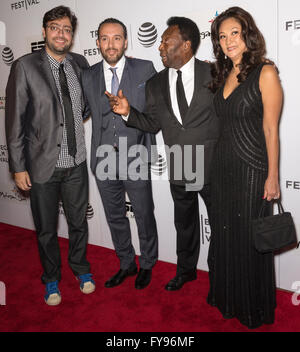 New York City, USA. 23. April 2016. Fernando Caruso, Seth Michaels, ehemaliger brasilianischer Fußballspieler Pele und Marcia Aoki teilnehmen - Pele: Geburt Of A Legend - Premiere während der 2016 Tribeca Film Festival in John Zuccotti Theater Credit: Ovidiu Hrubaru/Alamy Live News Stockfoto