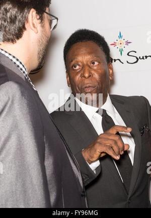 New York City, USA. 23. April 2016. Ehemaligen brasilianischen Fußballer Edson Arantes do Nascimento aka Pele besucht - Pele: Geburt Of A Legend - Premiere während der 2016 Tribeca Film Festival in John Zuccotti Theater Credit: Ovidiu Hrubaru/Alamy Live News Stockfoto