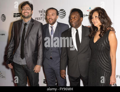 New York City, USA. 23. April 2016. Fernando Caruso, Seth Michaels, ehemaliger brasilianischer Fußballspieler Pele und Marcia Aoki teilnehmen - Pele: Geburt Of A Legend - Premiere während der 2016 Tribeca Film Festival in John Zuccotti Theater Credit: Ovidiu Hrubaru/Alamy Live News Stockfoto