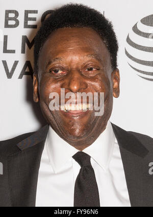 New York City, USA. 23. April 2016. Ehemaligen brasilianischen Fußballer Edson Arantes do Nascimento aka Pele besucht - Pele: Geburt Of A Legend - Premiere während der 2016 Tribeca Film Festival in John Zuccotti Theater Credit: Ovidiu Hrubaru/Alamy Live News Stockfoto
