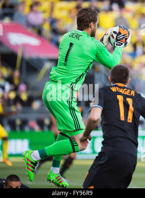 Columbus, Ohio, USA. 23. April blockt 2016.Houston Dynamo Torwart Tyler Deric (1) den Schuß im Spiel gegen Crew SC. Columbus, Ohio. Bildnachweis: Brent Clark/Alamy Live-Nachrichten Stockfoto