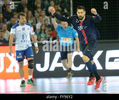 Zagreb, Kroatien. 23. April 2016. Nikola Karabatic (R) von Paris Saint-Germain feiert nach seinem Tor gegen PPD Zagreb während der EHF Herren Handball Champions League Viertelfinale in Zagreb, Kroatien, 23. April 2016. Paris Saint - Germain gewann 28-20. © Miso Lisanin/Xinhua/Alamy Live-Nachrichten Stockfoto