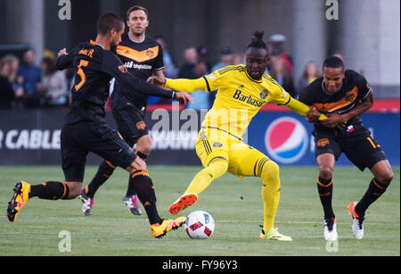Columbus, Ohio, USA. 23. April 2016.Columbus Crew SC vorwärts Kei Kamara (23) kämpft gegen Houston Dynamo Verteidiger Raul Rodriguez (5) und Houston Dynamo Mittelfeldspieler Ricardo Clark (13) für den Ball. Columbus, Ohio. Bildnachweis: Brent Clark/Alamy Live-Nachrichten Stockfoto