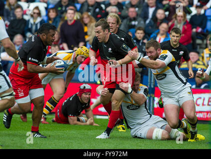 London, UK. 23. April 2016. Chris Wyles den Ball Mako Vunipola, Sarazenen gegen Wespen, European Rugby Champions Cup, Halbfinale Madejski Stadium, 23. April 2016 in Reading, England. Bildnachweis: Gary Mitchell/Alamy Live-Nachrichten Stockfoto