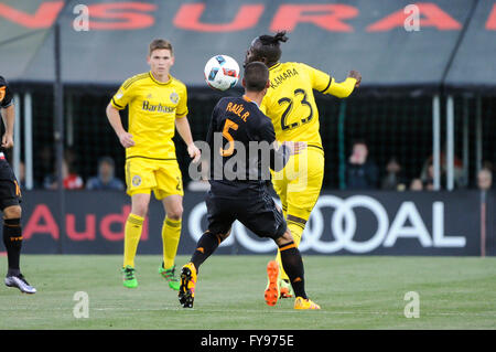 Mapfre Stadion, USA. 23. April 2016. . Columbus Crew SC vorwärts Kei Kamara (23) Köpfe den Ball vorbei an Houston Dynamo Verteidiger Raul Rodriguez (5) in der ersten Hälfte des Spiels zwischen Houston Dynamo und Columbus Crew SC. Columbus Crew SC 1 - Houston Dynamo 0 nach der ersten Hälfte. Bildnachweis: Cal Sport Media/Alamy Live-Nachrichten Stockfoto