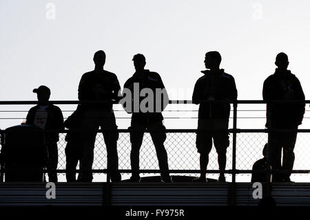 Mapfre Stadion, USA. 23. April 2016. . Fans stehen in der Sonne vor der ersten Hälfte des Spiels zwischen Houston Dynamo und Columbus Crew SC. Columbus Crew SC 1 - Houston Dynamo 0 nach der ersten Hälfte. Bildnachweis: Cal Sport Media/Alamy Live-Nachrichten Stockfoto