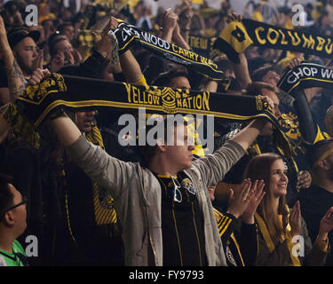 Columbus, Ohio, USA. 23. April, feiern 2016.Crew SC Fans ein Sieg gegen Houston am Samstag. Columbus, Ohio. Bildnachweis: Brent Clark/Alamy Live-Nachrichten Stockfoto