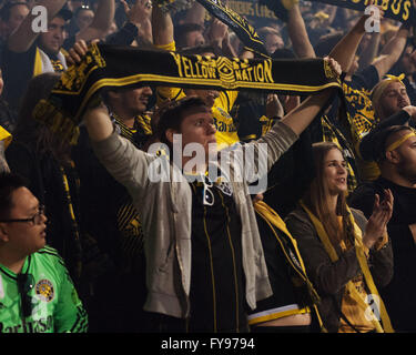 Columbus, Ohio, USA. 23. April feiern 2016.Crew SC-Fans einen Sieg gegen Houston auf Saturday.Columbus, Ohio. Bildnachweis: Brent Clark/Alamy Live-Nachrichten Stockfoto