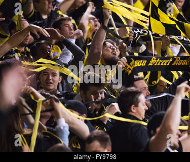 Columbus, Ohio, USA. 23. April feiern 2016.Columbus Crew SC Fans den 1: 0-Sieg über Houston Samstagabend. Columbus, Ohio. Bildnachweis: Brent Clark/Alamy Live-Nachrichten Stockfoto