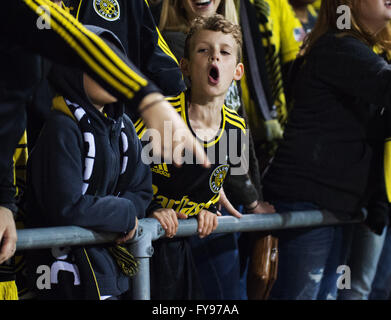 Columbus, Ohio, USA. 23. April, jubelt 2016.A junger Crew SC-Fan sein Team auf während des Spiels gegen Houston. Columbus, Ohio. Bildnachweis: Brent Clark/Alamy Live-Nachrichten Stockfoto