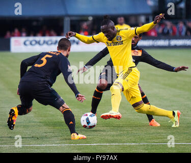 Columbus, Ohio, USA. 23. April geht 2016.Columbus Crew SC vorwärts Kei Kamara (23) eins zu eins gegen Houston Dynamo Verteidiger Raul Rodriguez (5) in der ersten Hälfte. Columbus, Ohio, USA. Bildnachweis: Brent Clark/Alamy Live-Nachrichten Stockfoto