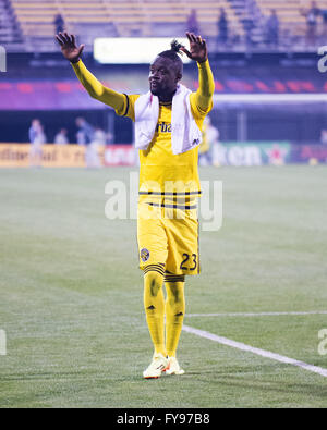 Columbus, Ohio, USA. 23. April, dank 2016.Columbus Crew SC vorwärts Kei Kamara (23) das Publikum nach dem 1: 0-Sieg gegen Houston. Columbus, Ohio, USA. Bildnachweis: Brent Clark/Alamy Live-Nachrichten Stockfoto