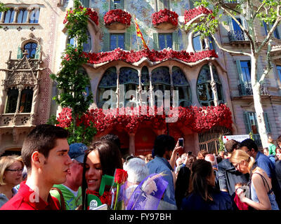 (160424) - BARCELONA (Spanien), 24. April 2016 (Xinhua)--Casa Batllo, einem renommierten Gebäude im spanischen Barcelona modernistischen Architekten Antoni Gaudi, schmückt sich mit Rosen auf den Balkonen in Barcelona, Spanien, am 23. April 2016. Casa Batllo hatte seine Balkone voller Rosen am Samstag zur Feier des Tages von Sant Jordi, Schutzpatron von Katalonien. Sant Jordi deckt sich mit dem internationalen Tag des Buches und dieses Jahr ist es den 400. Todestag von drei großen Schriftsteller der Weltliteratur, Miguel de Cervantes Spaniens, Großbritanniens William Shakespeare und Chinas Tang Xianzu. In Katalonien Stockfoto