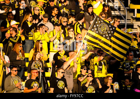 Mapfre Stadion, USA. 23. April 2016. . Fans bereiten Sie für die erste Hälfte des Spiels zwischen Houston Dynamo und Columbus Crew SC. Columbus Crew SC 1 - Houston Dynamo 0 nach der ersten Hälfte. Bildnachweis: Cal Sport Media/Alamy Live-Nachrichten Stockfoto