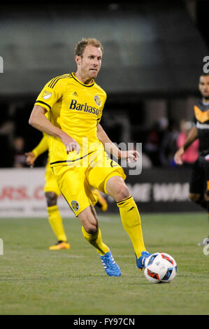 Mapfre Stadion, USA. 23. April 2016. . Columbus Crew-SC-Verteidiger Tyson Wahl (2) geht der Ball in der zweiten Halbzeit des Spiels zwischen Houston Dynamo und Columbus Crew SC. Columbus Crew SC 1 - Houston Dynamo 0 nach der ersten Hälfte. Bildnachweis: Cal Sport Media/Alamy Live-Nachrichten Stockfoto
