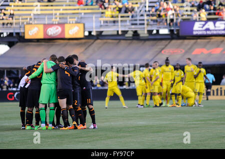 Mapfre Stadion, USA. 23. April 2016. . Columbus Crew SC und Houston Dynamo drängen sich vor dem Spiel zwischen Houston Dynamo und Columbus Crew SC. Columbus Crew SC 1 - Houston Dynamo 0 nach der ersten Hälfte. Bildnachweis: Cal Sport Media/Alamy Live-Nachrichten Stockfoto