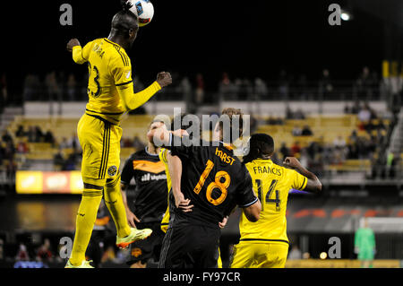 Mapfre Stadion, USA. 23. April 2016. . Columbus Crew SC vorwärts Kei Kamara (23) leitet den Ball in der zweiten Hälfte des Spiels zwischen Houston Dynamo und Columbus Crew SC. Columbus Crew SC 1 - Houston Dynamo 0 nach der ersten Hälfte. Bildnachweis: Cal Sport Media/Alamy Live-Nachrichten Stockfoto