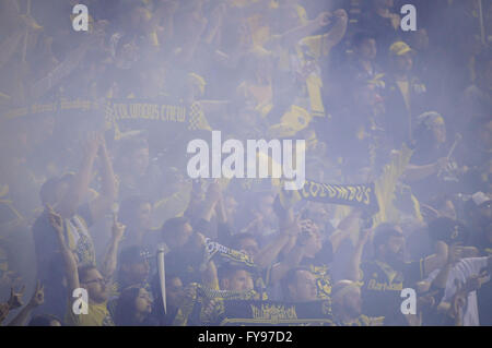 Mapfre Stadion, USA. 23. April 2016. . Fans feiern die Columbus Crew SC gewinnen des Spiels zwischen Houston Dynamo und Columbus Crew SC. Columbus Crew SC 1 - Houston Dynamo 0 nach der ersten Hälfte. Bildnachweis: Cal Sport Media/Alamy Live-Nachrichten Stockfoto