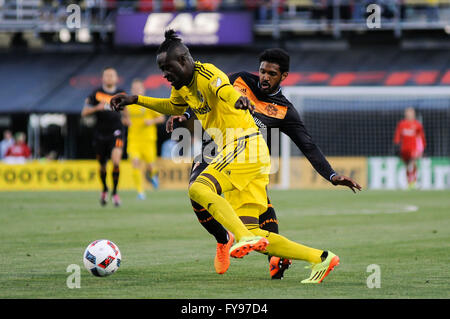 Mapfre Stadion, USA. 23. April 2016. . Columbus Crew SC vorwärts Kei Kamara (23) dribbelt vorbei an Houston Dynamo Mittelfeldspieler Sheanon Williams (22) in der zweiten Hälfte des Spiels zwischen Houston Dynamo und Columbus Crew SC. Columbus Crew SC 1 - Houston Dynamo 0 nach der ersten Hälfte. Bildnachweis: Cal Sport Media/Alamy Live-Nachrichten Stockfoto