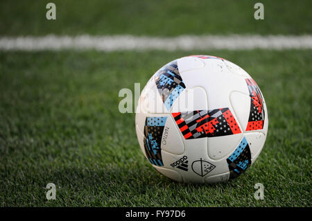 Mapfre Stadion, USA. 23. April 2016. . Spielball in der ersten Hälfte des Spiels zwischen Houston Dynamo und Columbus Crew SC. Columbus Crew SC 1 - Houston Dynamo 0 nach der ersten Hälfte. Bildnachweis: Cal Sport Media/Alamy Live-Nachrichten Stockfoto