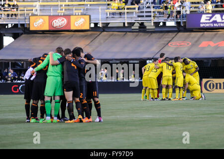 Mapfre Stadion, USA. 23. April 2016. . Columbus Crew SC und Houston Dynamo drängen sich vor dem Spiel zwischen Houston Dynamo und Columbus Crew SC. Columbus Crew SC 1 - Houston Dynamo 0 nach der ersten Hälfte. Bildnachweis: Cal Sport Media/Alamy Live-Nachrichten Stockfoto
