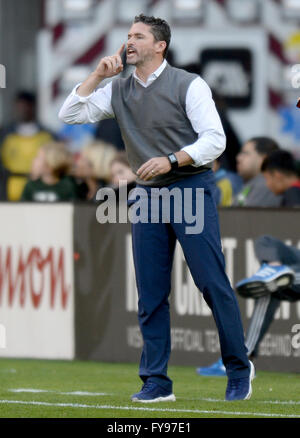 Washington, DC, USA. 23. April 2016. New England Revolution Trainer JAY HEAPS leitet seine Spieler gegen D.C. United in der zweiten Hälfte im RFK Stadium in Washington. Bildnachweis: Chuck Myers/ZUMA Draht/Alamy Live-Nachrichten Stockfoto