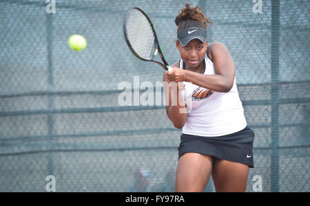 Albuquerque, NM, USA. 23. April 2016. 041516.Eldorado Ivana Corley konkurriert gegen La Cueva's Sarianna Kuuttila für Albuquerque Metro Tennis Championship Einzel Finale in Albuquerque Academy in Albuquerque, NM, 23. April 2016. Corley gewann. © Marla Brose/Albuquerque Journal/ZUMA Draht/Alamy Live-Nachrichten Stockfoto