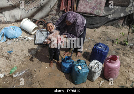 Peking, China. 21. April 2016. Eine Palästinenserin wäscht ihr Sohn vor ihrem Haus im südlichen Gazastreifen Stadt des Khan Younis, am 21. April 2016. Die 1,8 Millionen palästinensischen Einwohner des Gaza-Streifens sind eine wachsende Wasserknappheit konfrontiert. © Wissam Nassar/Xinhua/Alamy Live-Nachrichten Stockfoto