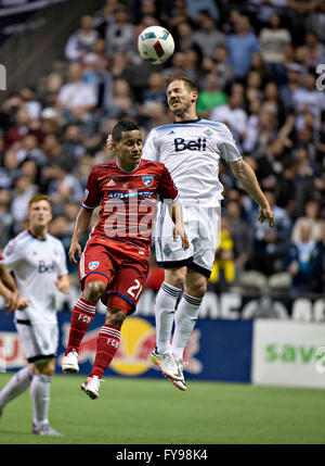 Vancouver, Kanada. 23. April 2016. Vancouver Whitecap Jordan Harvey (R) wetteifert mit Michael Barrios des FC Dallas während ihrer MLS-Fußballspiel in Vancouver, Kanada, 23. April 2016. Vancouver Whitecaps gewann 3: 0. © Andrew Soong/Xinhua/Alamy Live-Nachrichten Stockfoto