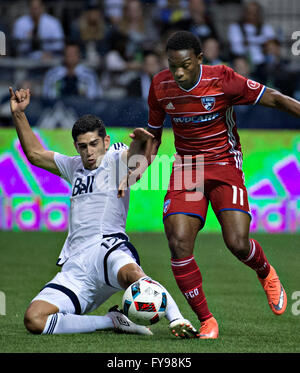 Vancouver, Kanada. 23. April 2016. Vancouver Whitecap Matias Laba (L) wetteifert mit Fabian Castillo des FC Dallas während ihrer MLS-Fußballspiel in Vancouver, Kanada, 23. April 2016. Vancouver Whitecaps gewann 3: 0. © Andrew Soong/Xinhua/Alamy Live-Nachrichten Stockfoto