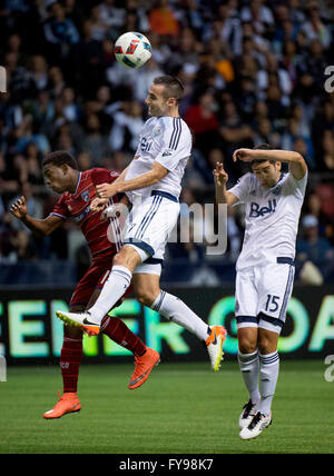 Vancouver, Kanada. 23. April 2016. Vancouver Whitecap Cristian Bolanos (C) wetteifert mit Fabian Castillo (L) von FC Dallas während ihrer MLS-Fußballspiel in Vancouver, Kanada, 23. April 2016. Vancouver Whitecaps gewann 3: 0. © Andrew Soong/Xinhua/Alamy Live-Nachrichten Stockfoto