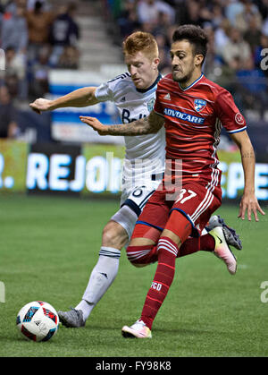 Vancouver, Kanada. 23. April 2016. Vancouver Whitecap Tim Parker (L) wetteifert mit Maximillo Urruti von FC Dallas während ihrer MLS-Fußballspiel in Vancouver, Kanada, 23. April 2016. Vancouver Whitecaps gewann 3: 0. © Andrew Soong/Xinhua/Alamy Live-Nachrichten Stockfoto